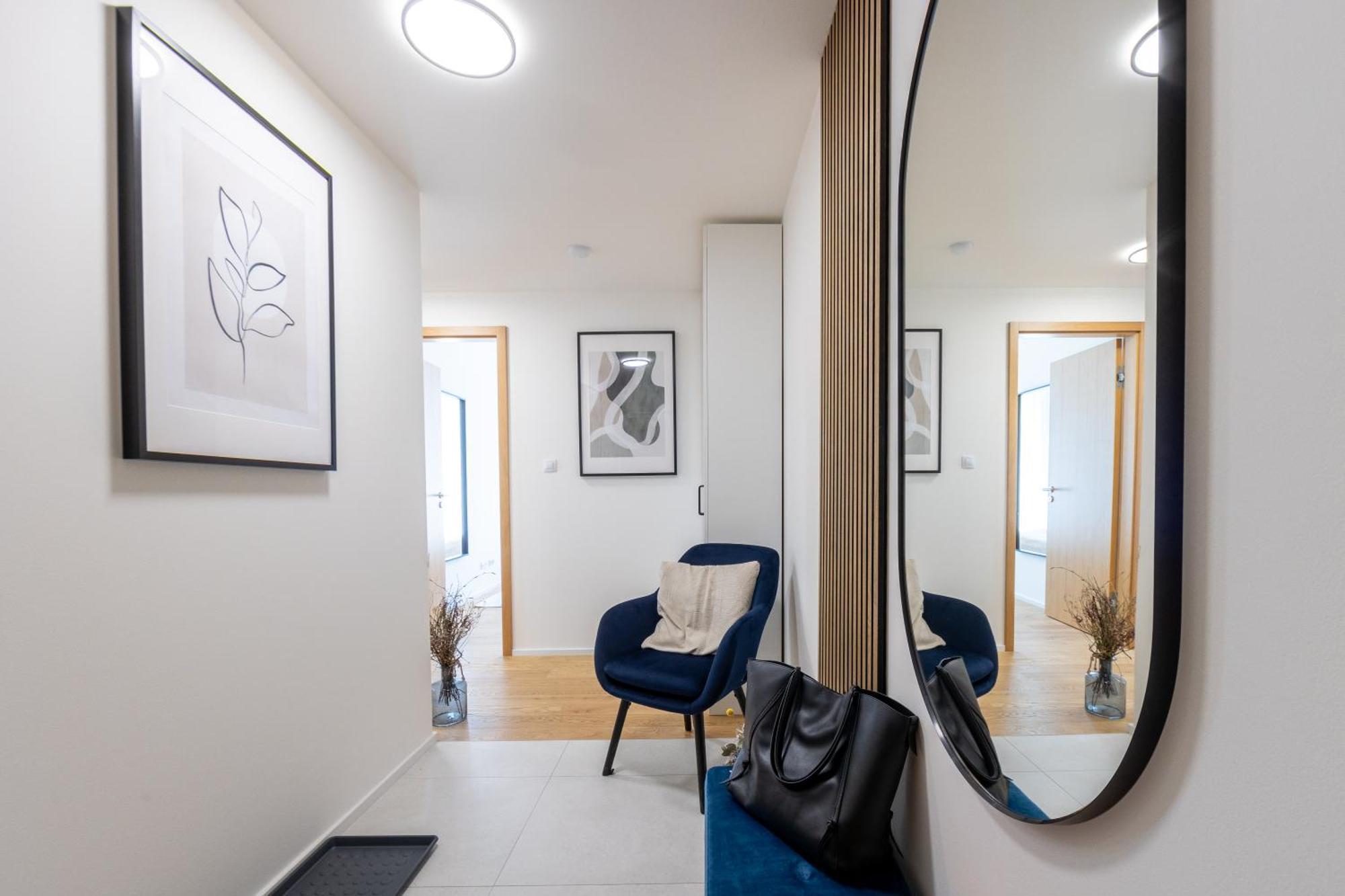 Days - 2bdr - Balcony - Garage Parking - Easy Center Access * Prag