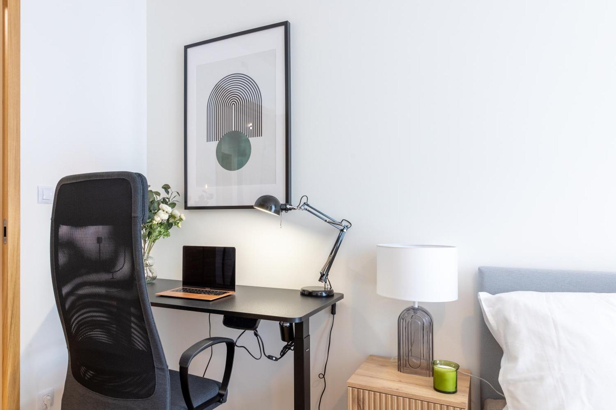Days - 2bdr - Balcony - Garage Parking - Easy Center Access Apartmán *
