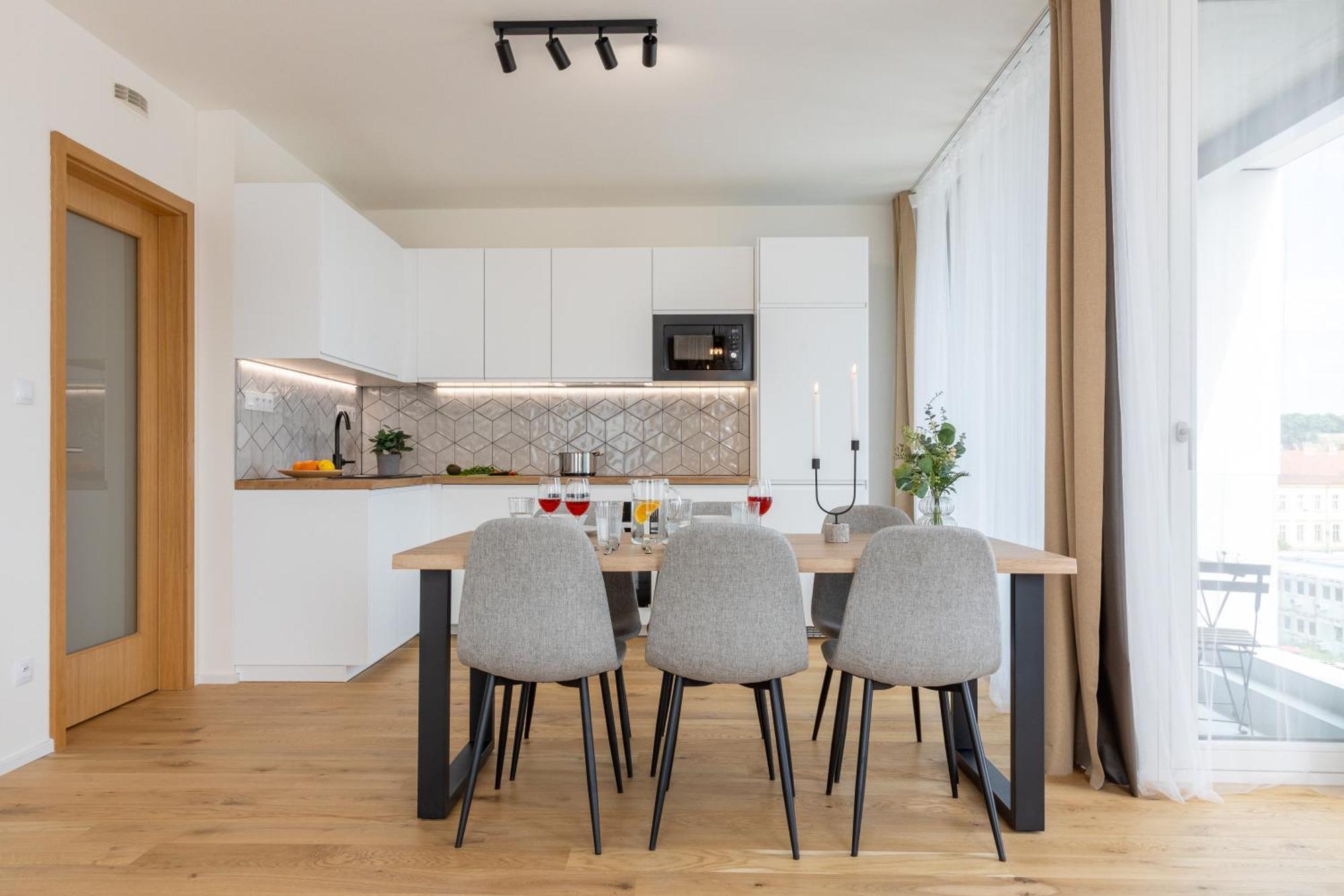 Days - 2bdr - Balcony - Garage Parking - Easy Center Access Apartmán